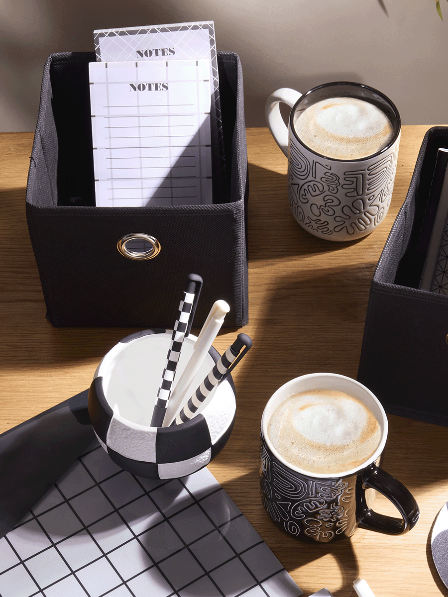 Black And White Round Pen Holder